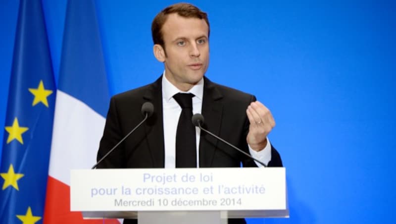 So wie bei Auftritten von Präsident Emmanuel Macron sollen auch in Klassenzimmern stets die EU-Flagge und die französische Trikolore zu sehen sein. (Bild: AFP)