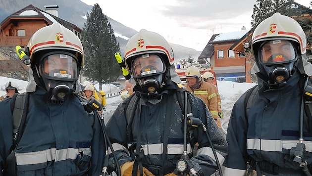 Weißpriach: Drei Feuerwehrmänner mit schwerem Atemschutz. (Bild: ROLAND HOLITZKY)