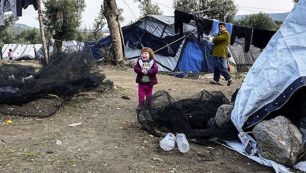 Im Abschiebelager Moria leiden aufgrund der katastrophalen hygienischen Bedingungen zahlreiche Flüchtlinge unter Krätze. (Bild: AFP )