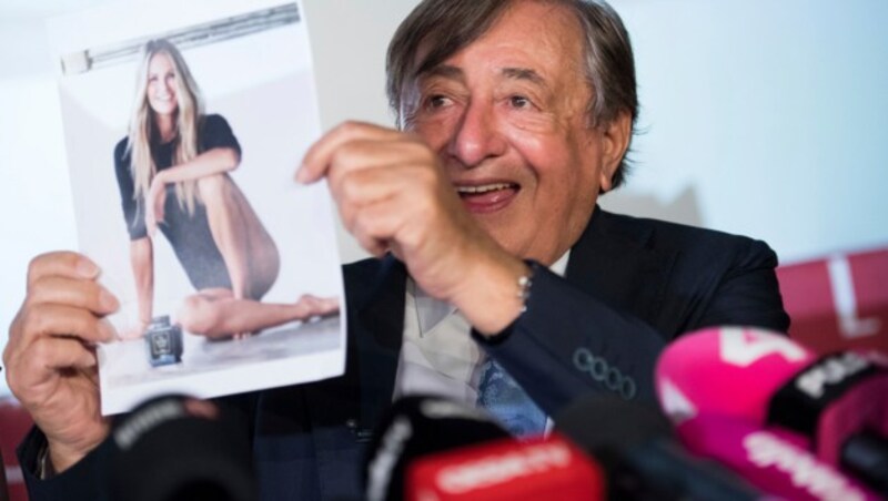 Richard Lugner mit einem Foto von Elle Macpherson, die ihn heuer zum Opernball begleiten wird. (Bild: AP)