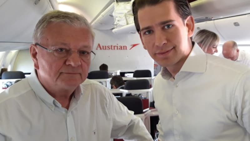 „Krone“-Außenpolitik-Experte Kurt Seinitz mit dem damaligen Bundeskanzler Sebastian Kurz im Zuge einer USA-Reise (Bild: Kronen Zeitung)