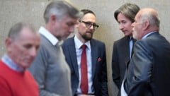 Für Karl-Heinz Grasser und die anderen Angeklagten (hier im Bild Walter Meischberger und Peter Hochegger) beginnt nun die Beweisaufnahme mit den Zeugenbefragungen. (Bild: APA/ROLAND SCHLAGER)