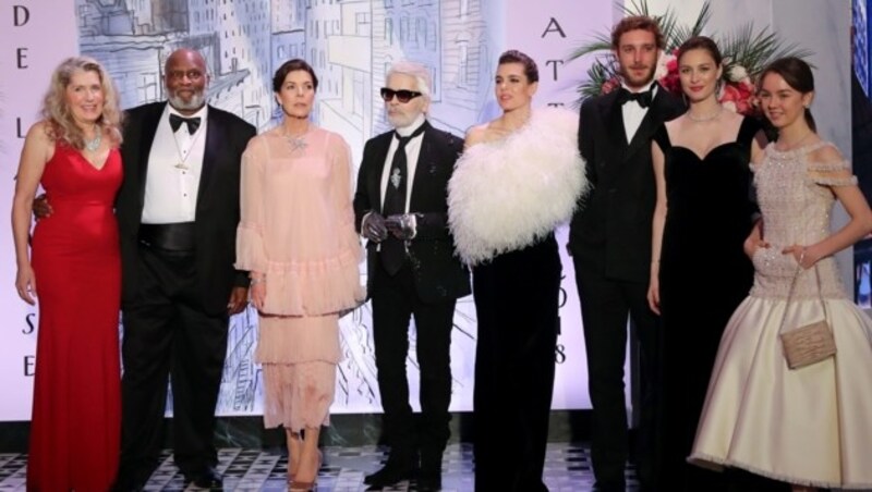 Lagerfeld umringt von Promis und Royals beim Rosenball in Monaco 2018 (Bild: AFP )