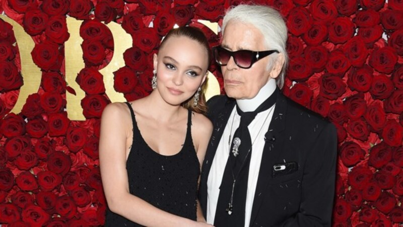 Lagerfeld gemeinsam mit Lily-Rose Depp bei einem Event in New York City (Bild: 2017 Getty Images)