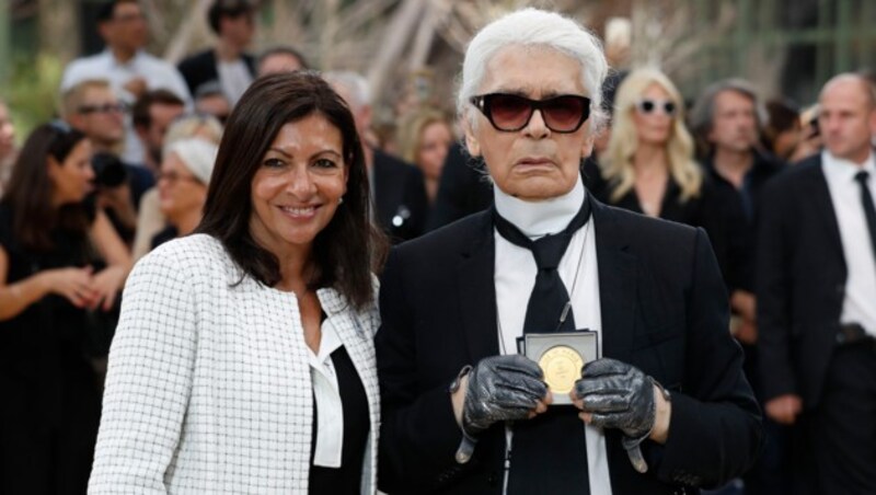 Die Pariser Bürgermeisterin Anne Hidalgo zeichnete Karl Lagerfeld 2017 mit der Grand Vermeil De La Ville De Paris Medaille aus. (Bild: AFP)