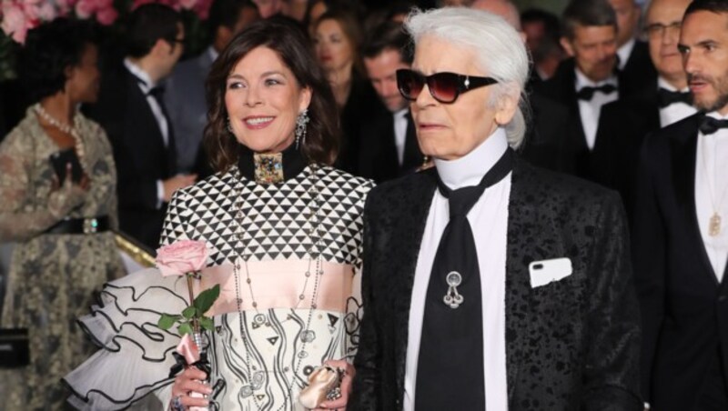 Karl Lagerfeld mit Caroline von Monaco, Prinzessin von Hannover, beim Rosenball in Monaco (Bild: AFP )