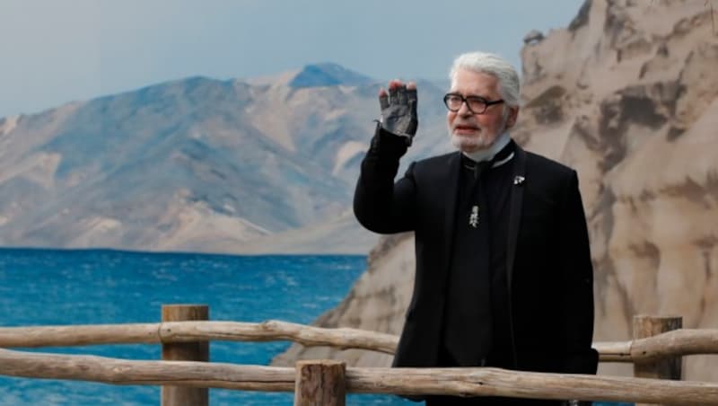 Im Herbst war Karl Lagerfeld das letzte Mal persönlich bei einer Chanel-Schau dabei. (Bild: Christophe Ena / AP / picturedesk.com)