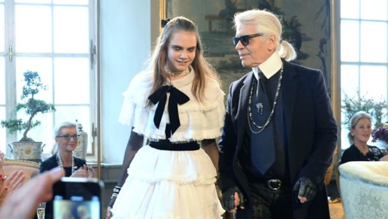 Lagerfeld mit Model Cara Delevingne bei einer Chanel-Show im Schloss Leopoldskron in Salzburg (Bild: APA/BARBARA GINDL)