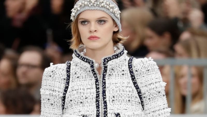 Die typische Chanel-Jacke brachte Karl Lagerfeld in immer neuen Kreationen auf den Laufsteg. (Bild: AFP)