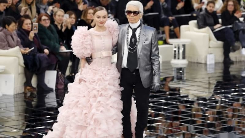 Karl Lagerfeld machte Lily-Rose Depp zu seiner Ikone - und ließ sie am Laufsteg seine schönsten Kleider tragen. (Bild: AFP or licensors)