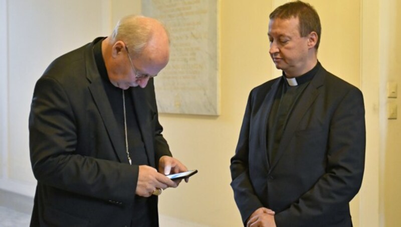 Peter Schipka (re.) und Kardinal Christoph Schönborn (Bild: APA/HERBERT NEUBAUER)