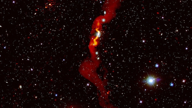 Die Radiogalaxie 3C31 ist rot über einem optischen Bild dargestellt. LOFAR konnte zeigen, dass die Radiogalaxie mehr als drei Millionen Lichtjahre groß ist. (Bild: Volker Heesen/LOFAR-Survey-Team)