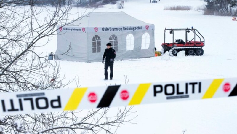 Die Polizei suchte auch in einem nahe gelegenen See nach Spuren zur verschwundenen Frau. (Bild: AP)