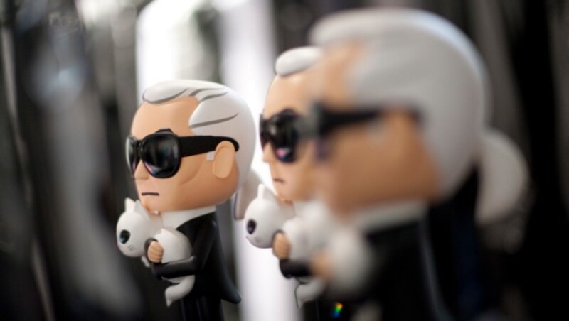 Sogar als Plastikfiguren sind Lagerfeld und Katze „Choupette“ vereint. (Bild: AFP)