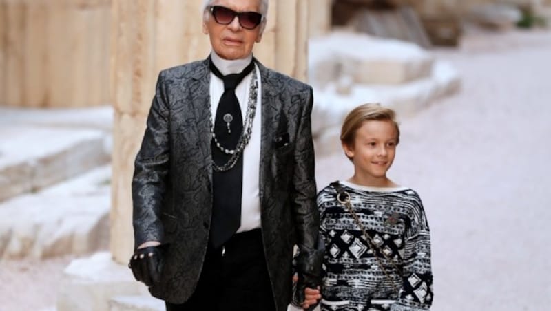 Hudson Kroenig mit Karl Lagerfeld am Laufsteg (Bild: AFP)