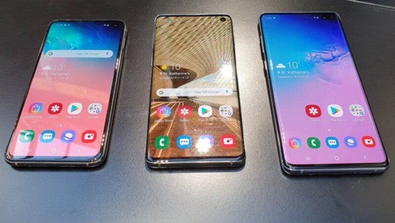 Samsung bringt erstmals drei Modelle seiner Galaxy-S-Serie auf den Markt: Das etwas günstigere E-Modell links, das „normale“ S10 in der Mitte und die größere und am besten ausgestattete Plus-Variante rechts. (Bild: Dominik Erlinger)