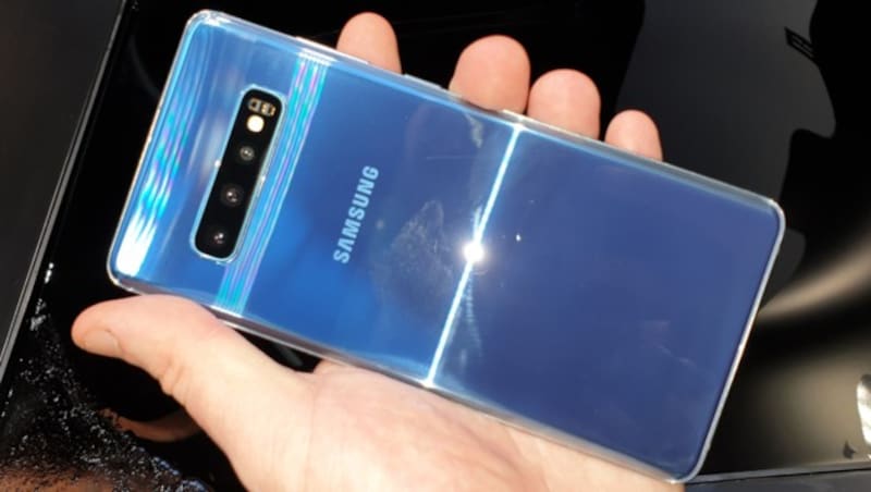 Durch ihr 19:9-Format ist die Galaxy-S10-Reihe länglicher als es Smartphones noch vor ein paar Jahren waren, wovon die relativ großen Geräte bei der Ergonomie profitieren. (Bild: Dominik Erlinger)