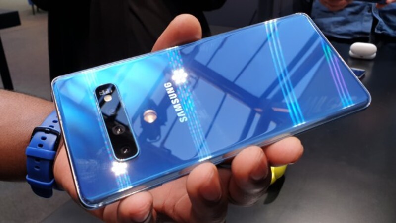 Das Top-Modell Galaxy S10+ füllt eine durchschnittliche Männerhand gut aus, Besitzer kleinerer Greifwerkzeuge könnten sich schwer damit tun. (Bild: Dominik Erlinger)