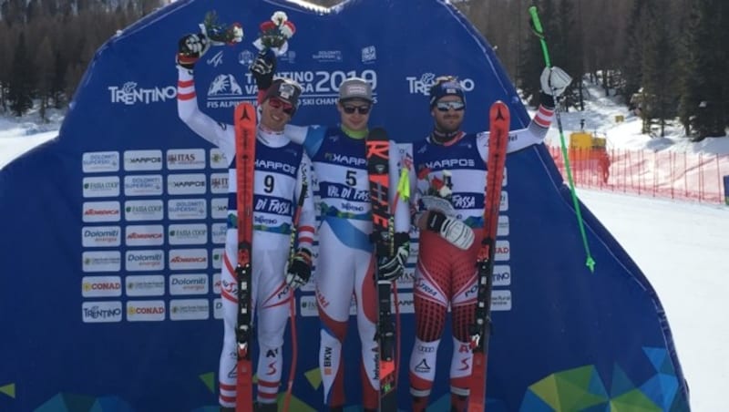 Das Abfahrtspodium bei der Junioren-WM: Julian Schütter (li.) holt hinter Sieger Lars Rösti (Sz/M.) Silber. Bronze geht an Manuel Traninger (re.). (Bild: ÖSV)