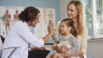 Kinder geimpfter Eltern erkranken deutlich seltener an Corona. (Bild: gpointstudio/stock.adobe.com)
