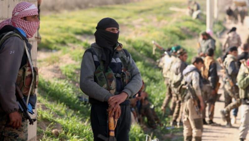 Im Zuge der Kämpfe um die letzte IS-Bastion im Osten Syriens haben die Syrischen Demokratischen Kräfte unter kurdischem Kommando bereits zahlreiche IS-Anhänger festgenommen. (Bild: APA/AFP/Delil SOULEIMAN)