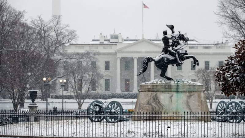 Ein verschneites Weißes Haus (Bild: AP)