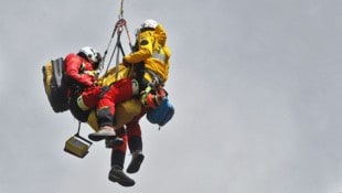 Letztlich konnten die beiden Alpinisten mit dem Hubschraubertau geborgen werden (Symbolbild).