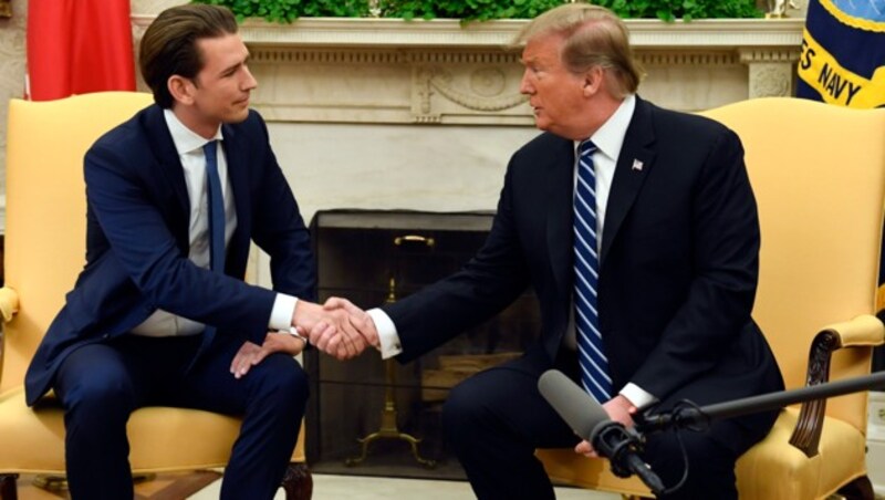 Auch während der Trump-Zeit pflegte Österreich gute Beziehungen zu den USA. Bundeskanzler Sebastian Kurz (ÖVP) traf den US-Präsidenten etwa im Weißen Haus in Washington. (Bild: AP)