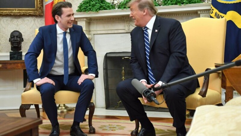 Treffen der Generationen: Kurz und Trump am Kamin (Bild: APA/HELMUT FOHRINGER)