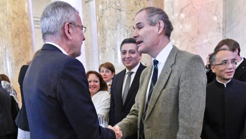 Bundespräsident Alexander Van der Bellen und der britische Botschafter Leigh Turner (Bild: APA/HERBERT NEUBAUER)