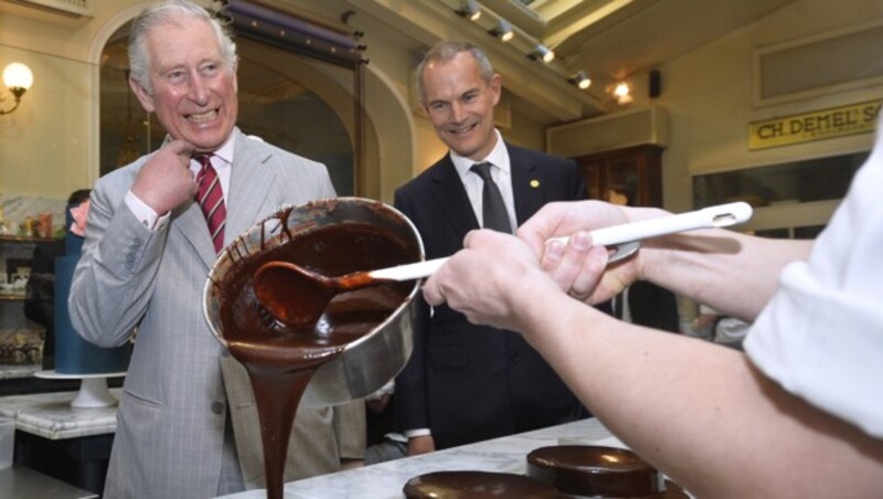 Prinz Charles und der britische Botschafter anlässlich eines Besuches im Cafe Demel (Bild: APA/HERBERT PFARRHOFER)