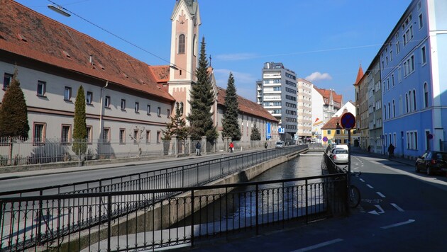 Der komplette Mühlgang in Graz soll zugeschüttet, die neuen, großen Flächen für die Grazer nutzbar gemacht werden. Eine Möglichkeit ist eine Radautobahn vom Norden in den Süden. (Bild: Juergen Radspieler)