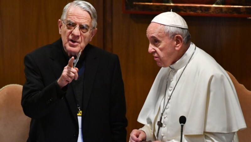 Papst Franziskus mit dem italienischen Priester Federico Lombardi (Bild: AFP)