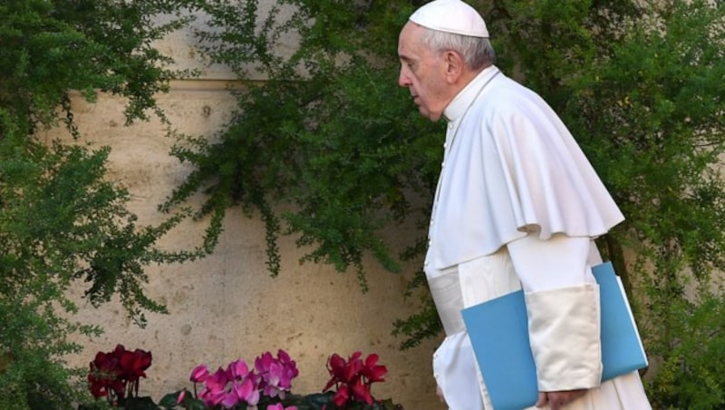 Papst Franziskus auf dem Weg zum Missbrauchsgipfel (Bild: AP)