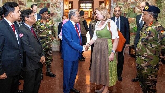 Karin Kneissl mit dem Staatspräsidenten von Bangladesch, Abdul Hamid (Bild: © BMEIA; Angelika Lauber)