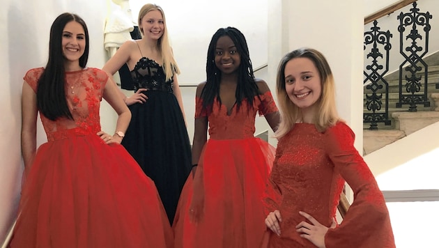 Sie haben ihre Kleider selbst entworfen: Doris Palle, Anna Ulbricht, Mervdie Nsandi, Ajla Mulic (Bild: Rosenzopf Christian/Kronenzeitung)