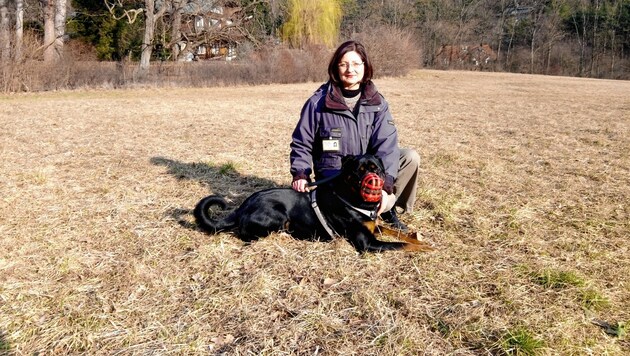 Vorbildlich: Dogwatcherin Gabriela Bone-Geyer und Rottweiler „Desi“ mit Leine und Maulkorb auf der Meiereiwiese. (Bild: zVg)
