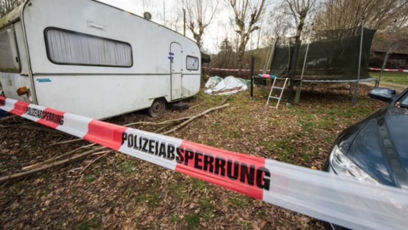 Mehrere Parzellen am Campingplatz wurden von den Ermittlern durchsucht. (Bild: APA/dpa/Christian Mathiesen)