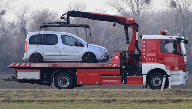 Ein alkoholisierter Autofahrer rief in Reichenau nach einem Unfall den ÖAMTC statt die Rettung an (Symbolbild). (Bild: P. Huber, Krone KREATIV)