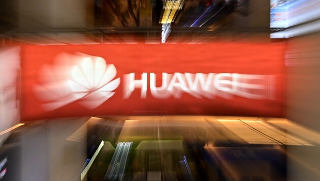 Huawei wird wegen Spionagevorwürfen von der US-Regierung sanktioniert. (Bild: APA/AFP/Mohd RASFAN)