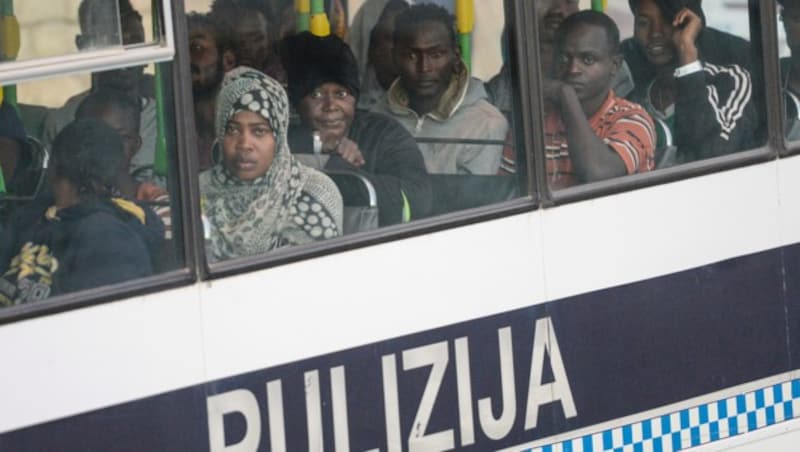 Flüchtlinge von der Lifeline, die unmittelbar nach dem Anlegen in Polizeigewahrsam genommen wurden (Bild: APA/AFP/Matthew Mirabelli)