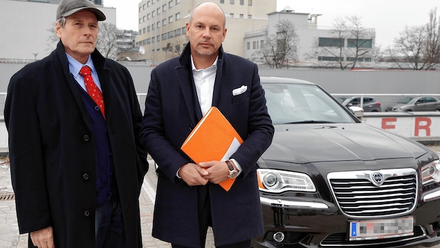 Gerhard Kinsky (links) mit Verfahrensspezialist Johannes Bügler vor seinem Fahrzeug (Bild: Klemens Groh, krone.at-Grafik)