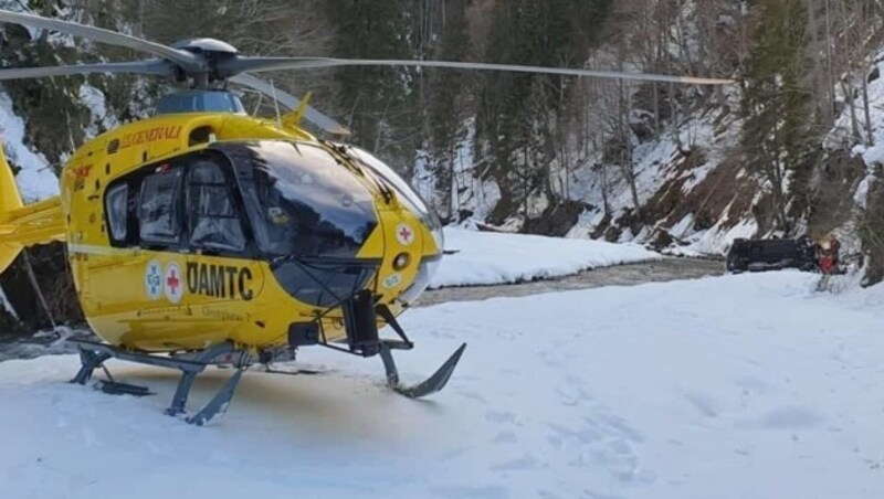 Das Wrack (im Hintergrund rechts) wurde am Freitag geborgen. (Bild: ÖAMTC Flugrettung)