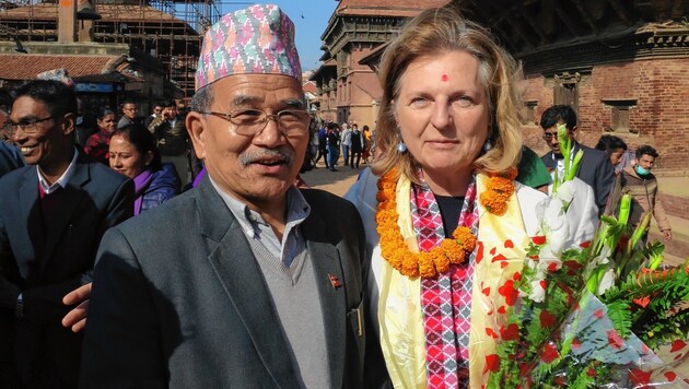 Kathmandus Bürgermeister führte Ministerin Kneissl nach der traditionellen nepalesischen Begrüßung durch die Stadt. (Bild: Brandl Gregor)
