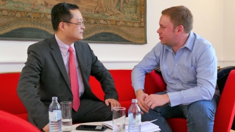 Huawei-Österreich-Chef Pan Yao im Gespräch mit krone.at-Reporter Dominik Erlinger (Bild: Dominik Erlinger)