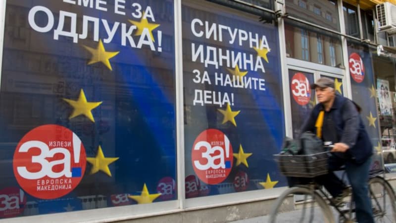 Im Zuge der Namensänderungskampagne wurde für ein „europäisches Mazedonien“ geworben. (Bild: APA/AFP/Robert ATANASOVSKI)