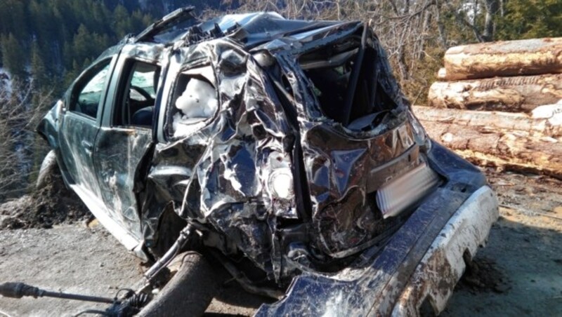 Aus diesem völlig demolierten Auto kletterte der Klagenfurter beinahe unverletzt. Der Lenker hatte bei dem Absturz lediglich eine Schürfwunde am Bein erlitten. (Bild: Salcher/Bergrettung Lesachtal)