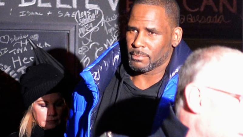 Nach Vorwürfen über zwei Jahrzehnte gegen R. Kelly ist der berühmte R&B-Sänger wegen sexuellen Missbrauchs in zehn Fällen angeklagt worden. (Bild: AP)