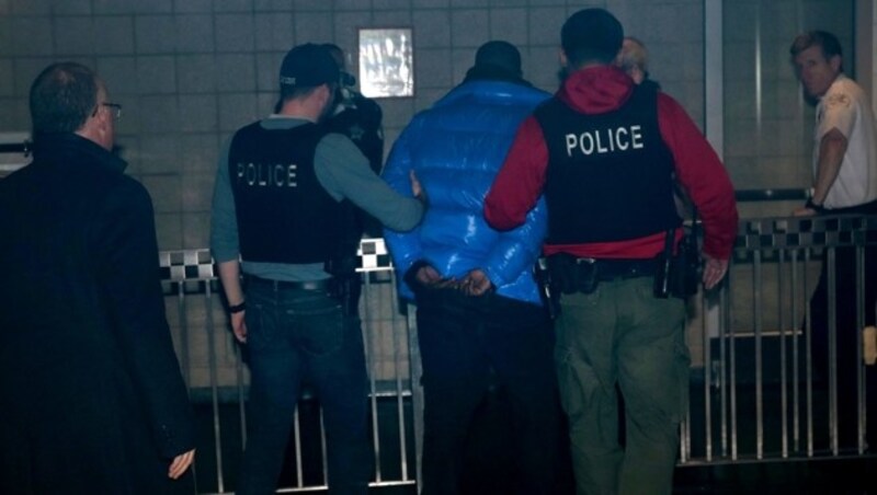 R. Kelly wird festgenommen, nachdem er sich bei der Polizeiinspektion gestellt hat. (Bild: AFP )