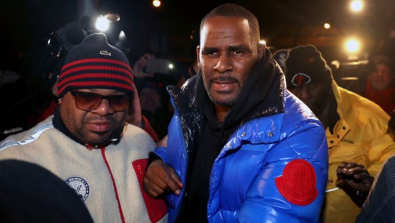 R. Kelly am Weg von seinem Studio zur Polizei (Bild: AP)